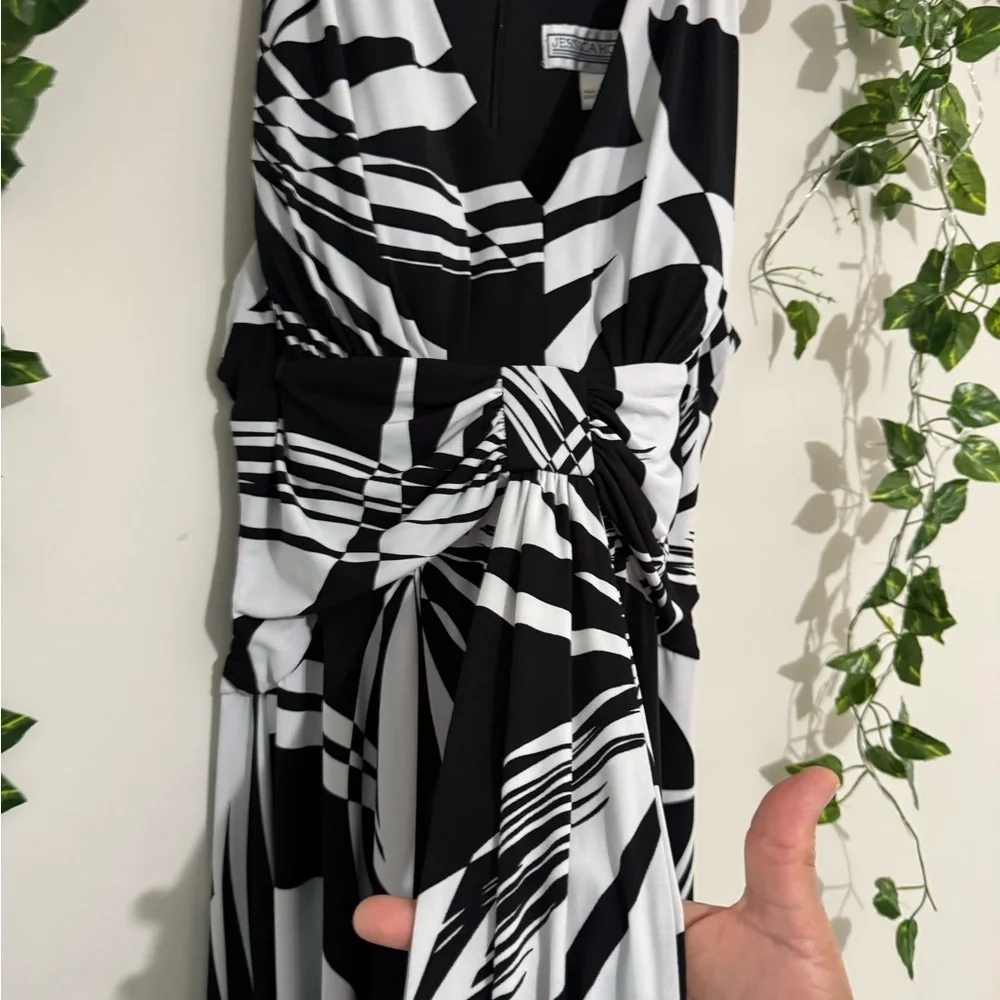 Black and White Sleeveless Dress - Picture 6 of 7